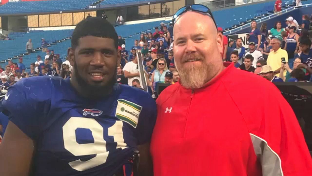 Bills' Ed Oliver gets after it during offseason workout session (video)