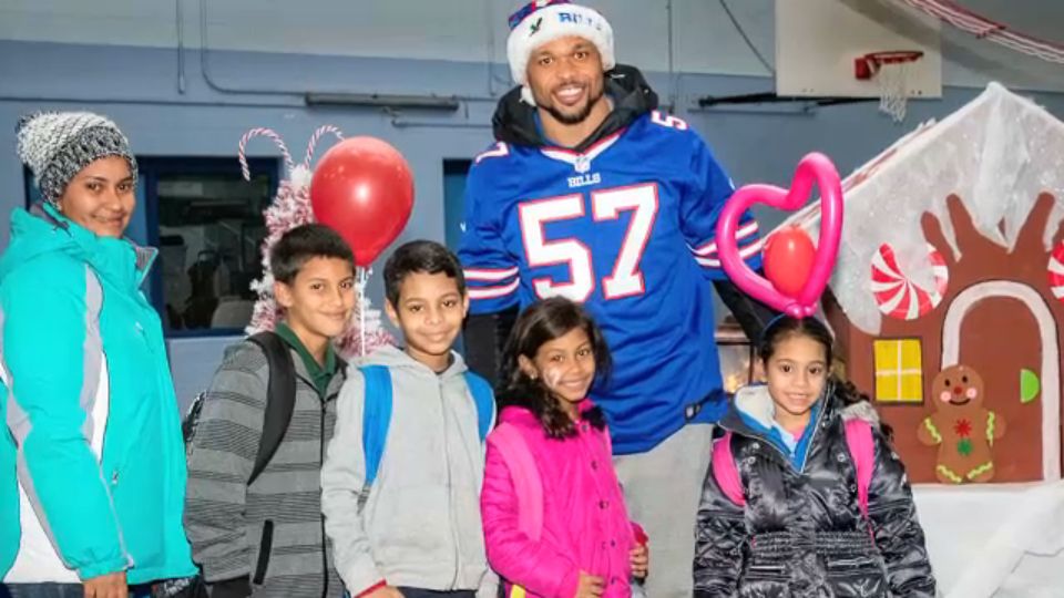 Buffalo Bills - Lorenzo Alexander wore firefighter friend's helmet