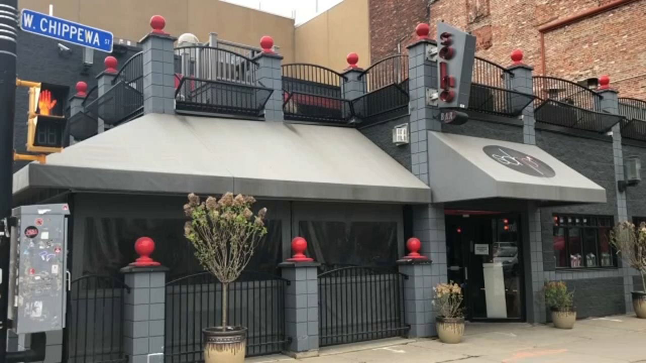 New York begins to ease bar and restaurant restrictions - Vimarsana News