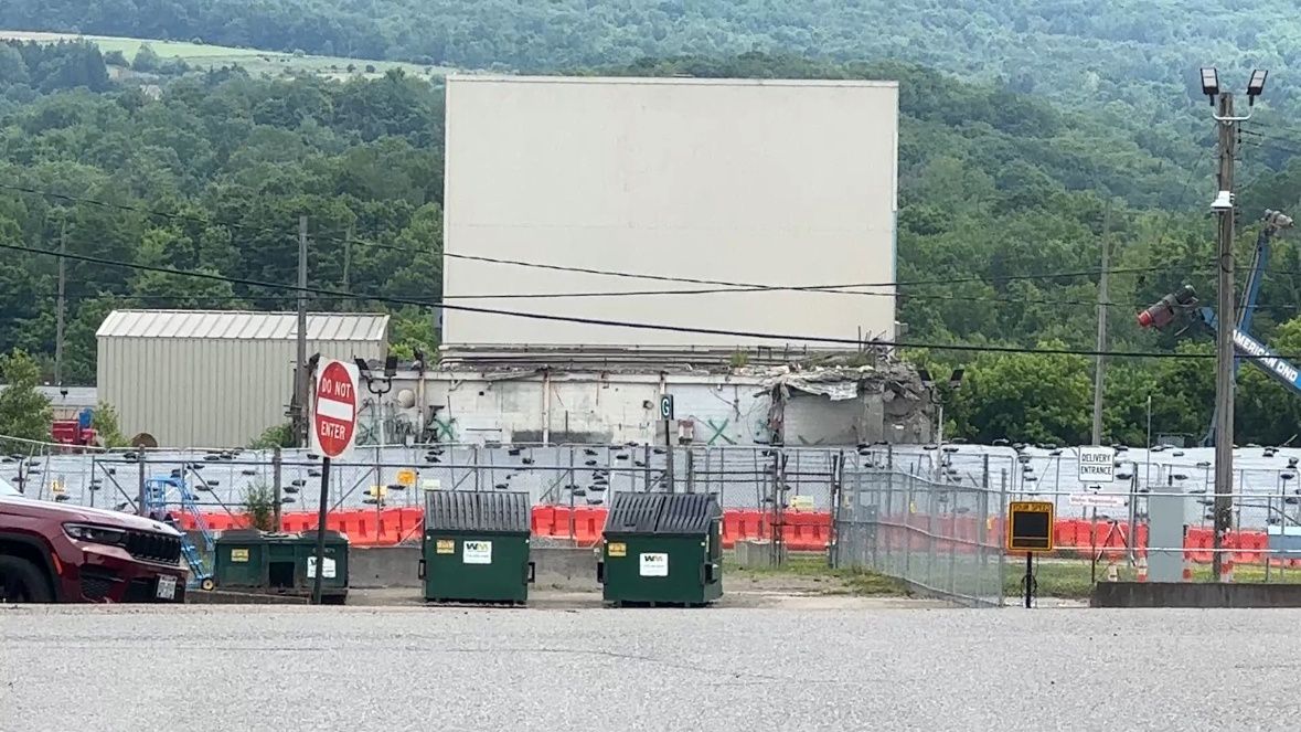 Crews in West Valley tarp nuclear plant deconstruction site. (Spectrum News 1/Mark Goshgarian Photo)