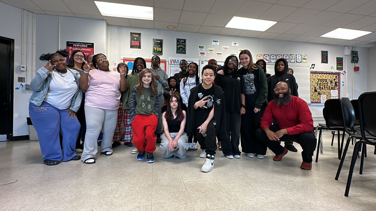 Louisville Orchestra composer helps JCPS students create original choir music