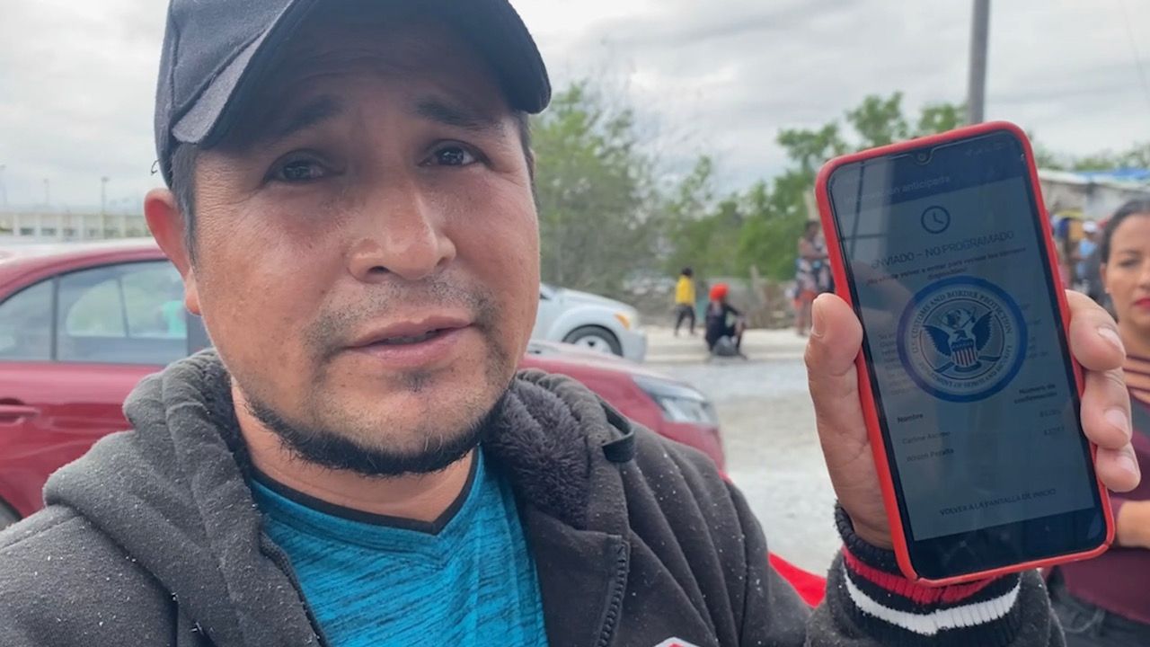 Wilson Peralta, a Peruvian migrant, showing us his frustration with the frozen screen of the CBP One app. (Spectrum News 1/ Adolfo Muniz)