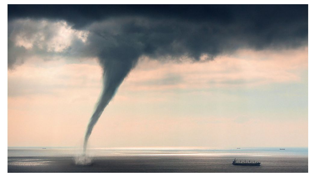 Фото смерча на воде