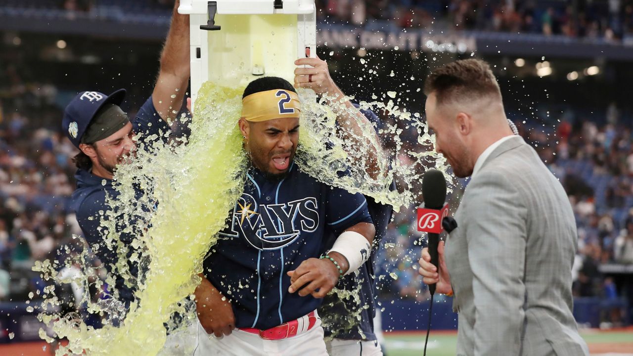 Suarez hits walk-off homer in extras, M's top Blue Jays