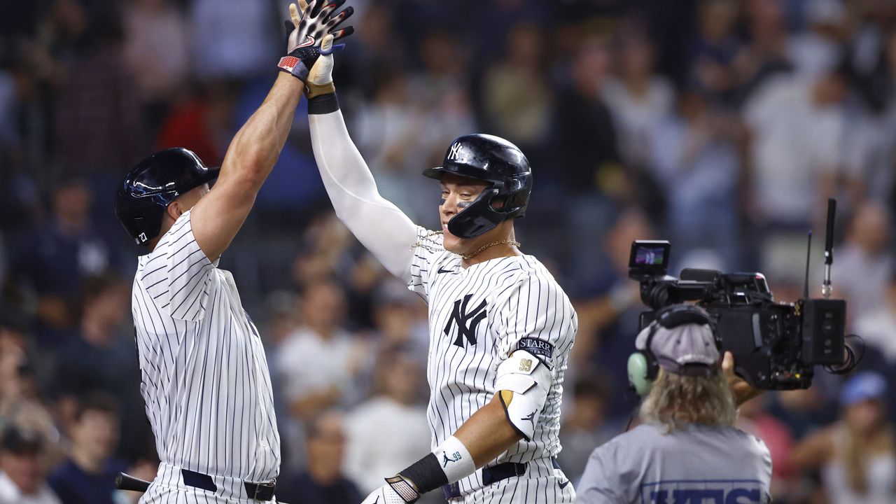 aaron judge high-fives giancarlo stanton