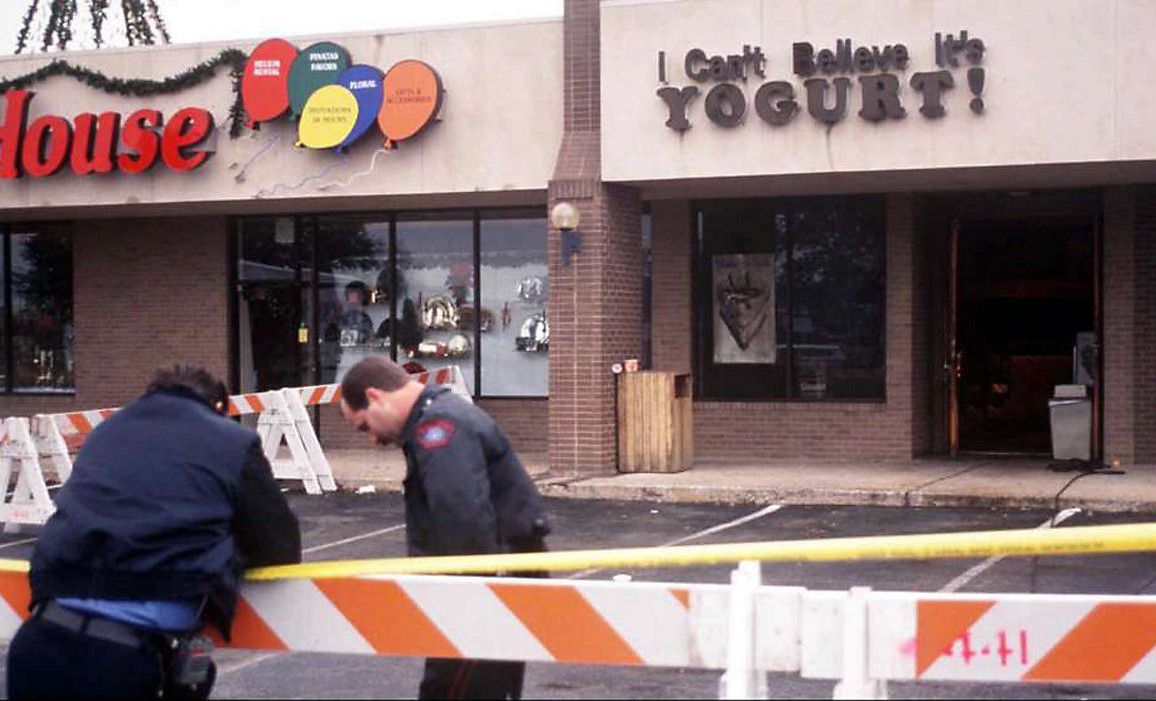 Police investigate the Dec. 6, 1991, murders of four teenage girls at Austin I Can't Believe It's Yogurt! shop in Austin, Texas, in this file image. (AP photo)