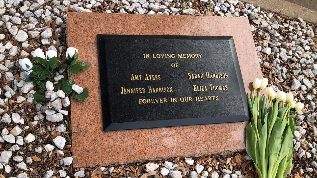 A plaque memorializes the four teenage victims of the Dec. 6, 1991, yogurt shop murders in Austin, Texas. (Spectrum News 1/Ed Keiner)