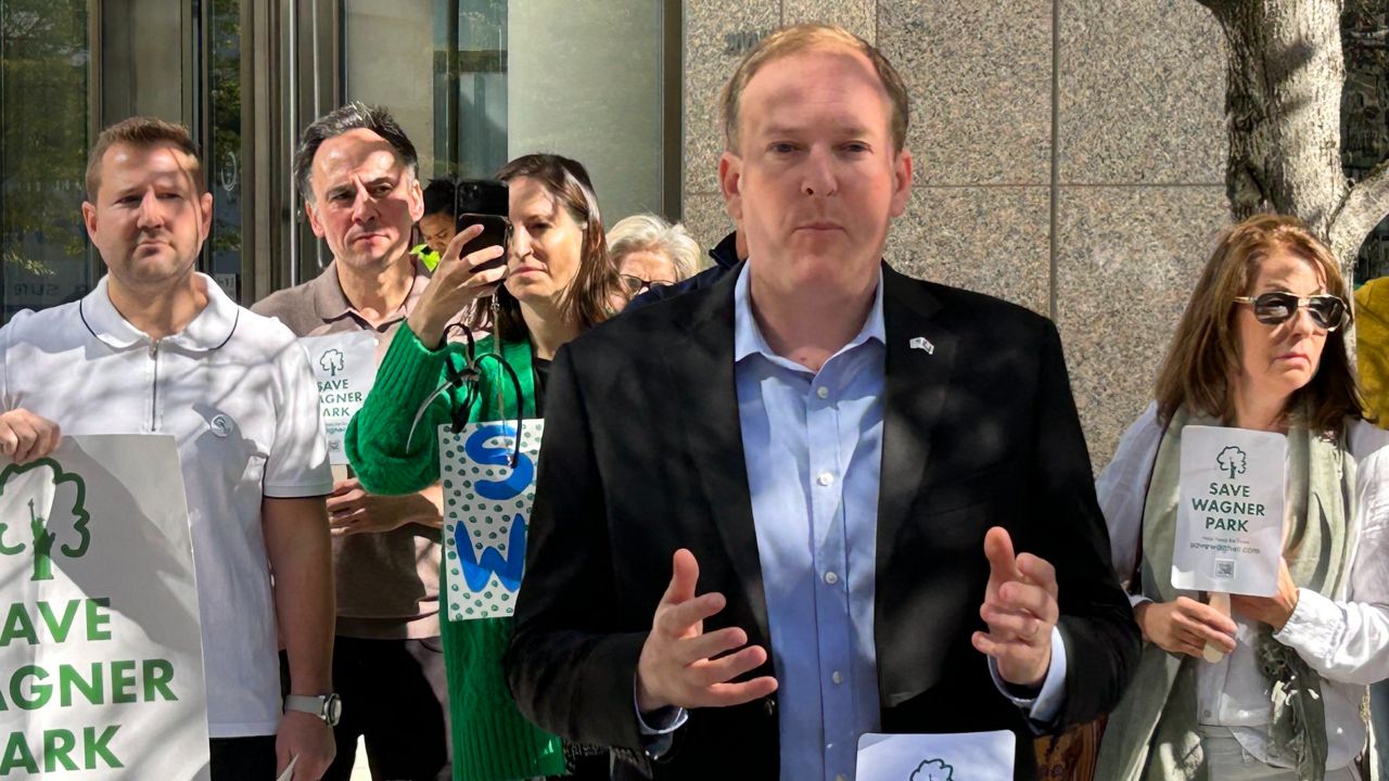 The Republican candidate for governor, Long Island Rep. Lee Zeldin, joined Battery Park residents who oppose the reconstruction of Wagner Park to make it more resilient against rising sea levels. (NY1/Zack Fink)