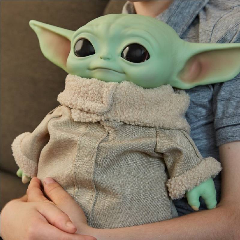 Baby yoda juguete online tottus