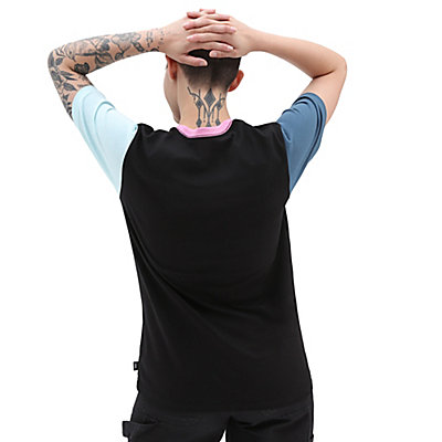 Camiseta con bloques de color y logotipo en el lado izquierdo del pecho