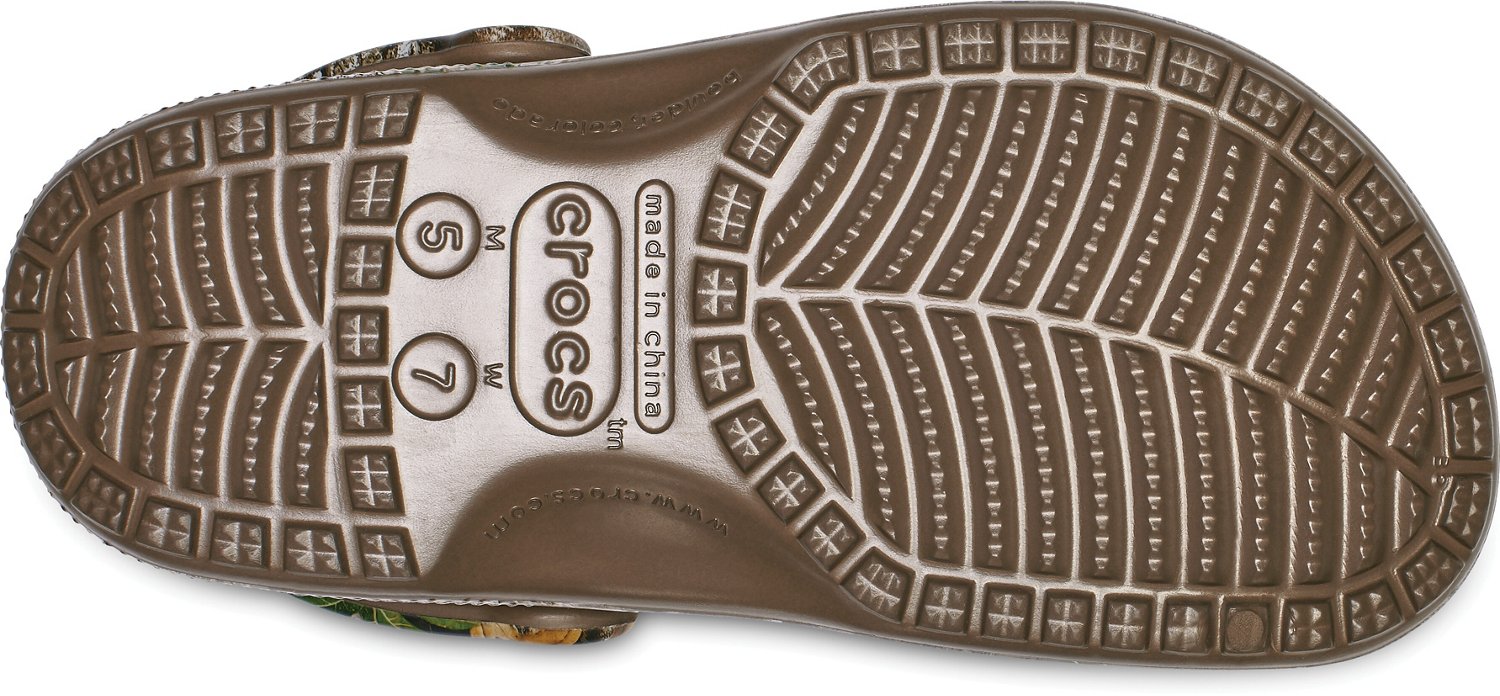 crocs men's classic realtree clogs