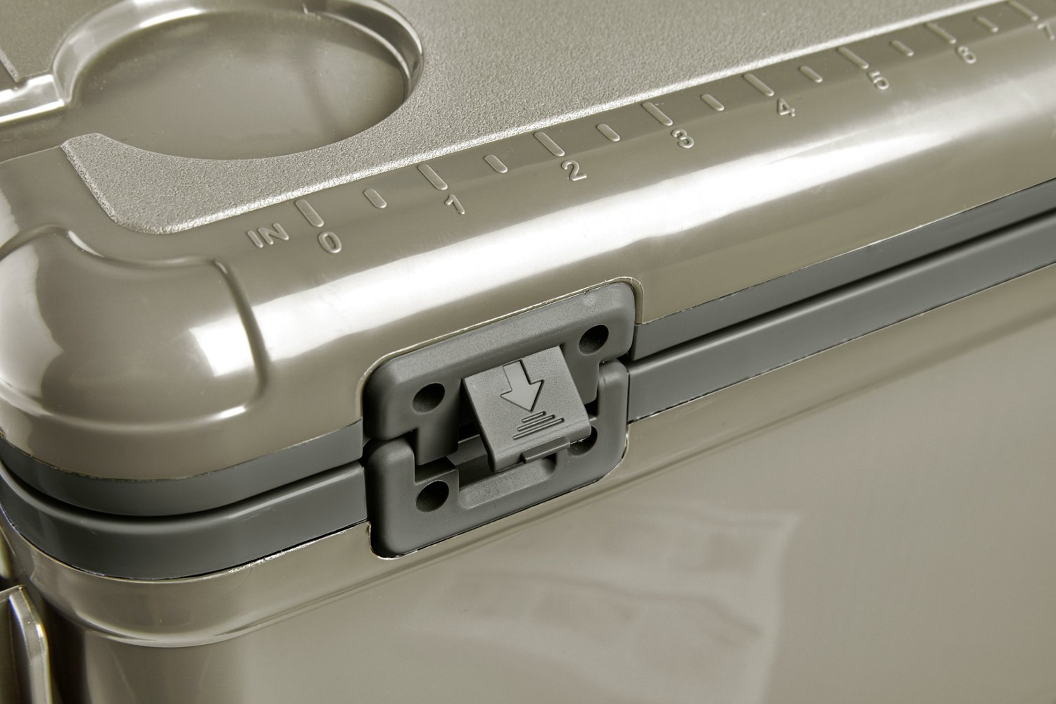 Magellan Outdoors 19 qt Aerator Dry Box Academy