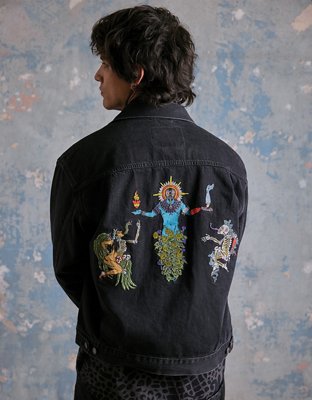 AE x Golgo Chamarra de Denim con Bordado del Día de los Muertos