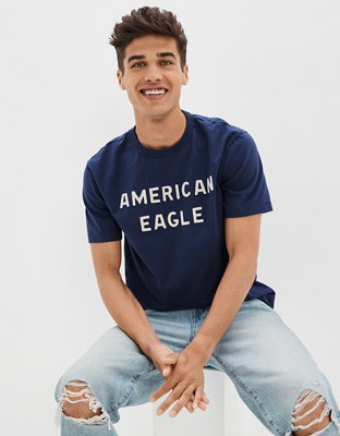 AE Playera con Gráfico de Logotipo de Fit Estándar