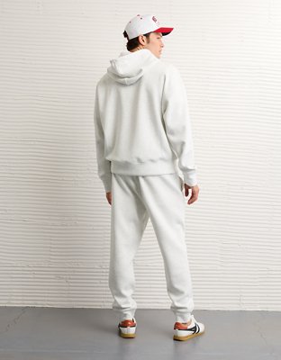 Мужские брюки American Eagle AE 24/7 Wisconsin Badgers Graphic Jogger, цвет: Меланжевый морозный — фото 2