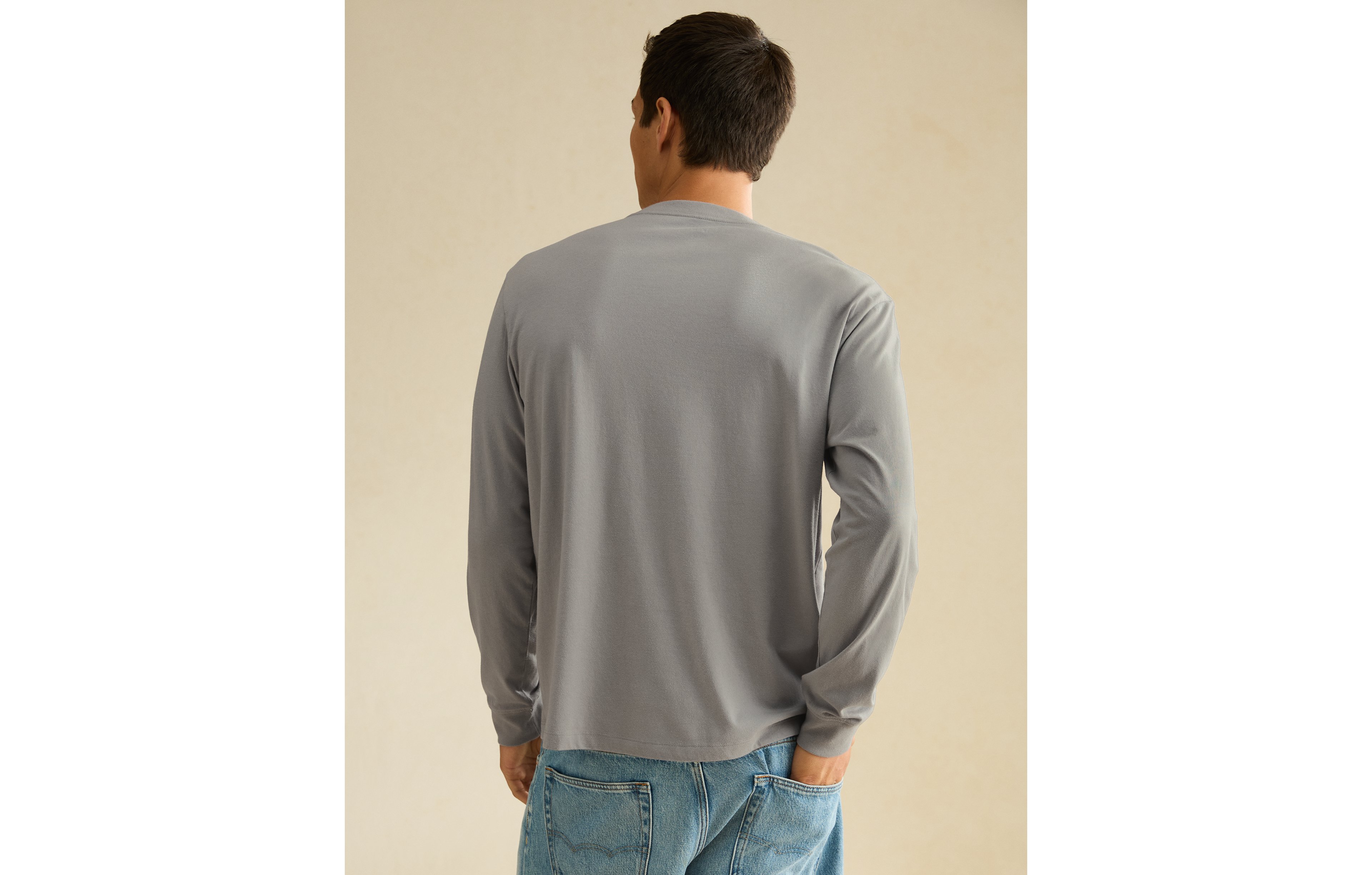 AE Standard Fit Snoopy Long-Sleeve Graphic T-Shirt