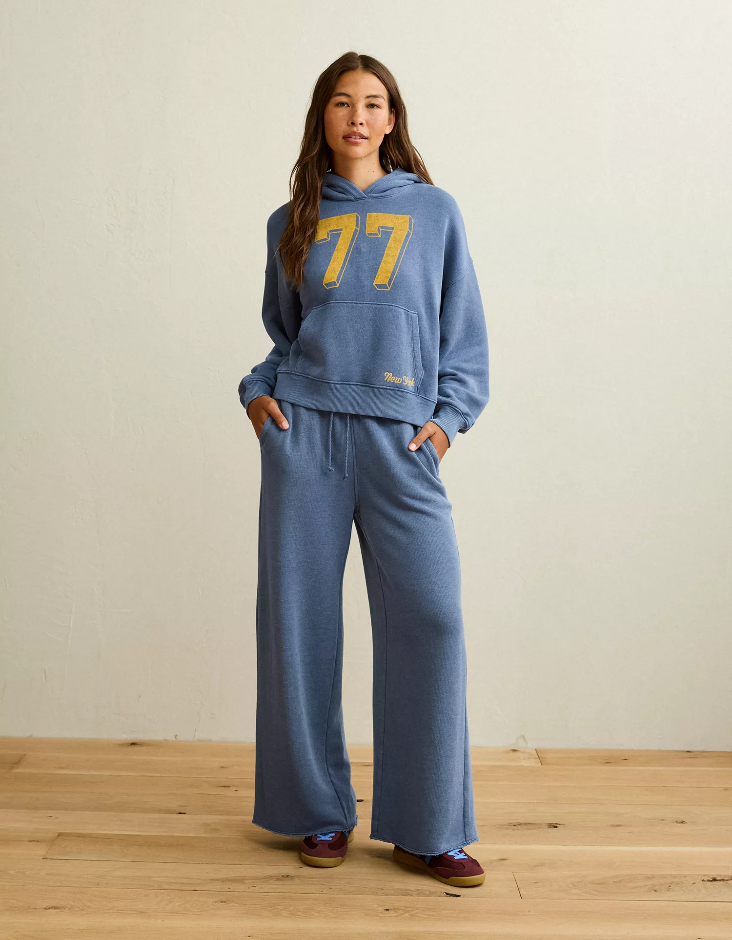 AE Campus Low-Rise Wide-Leg Sweatpant - thumbnail 8