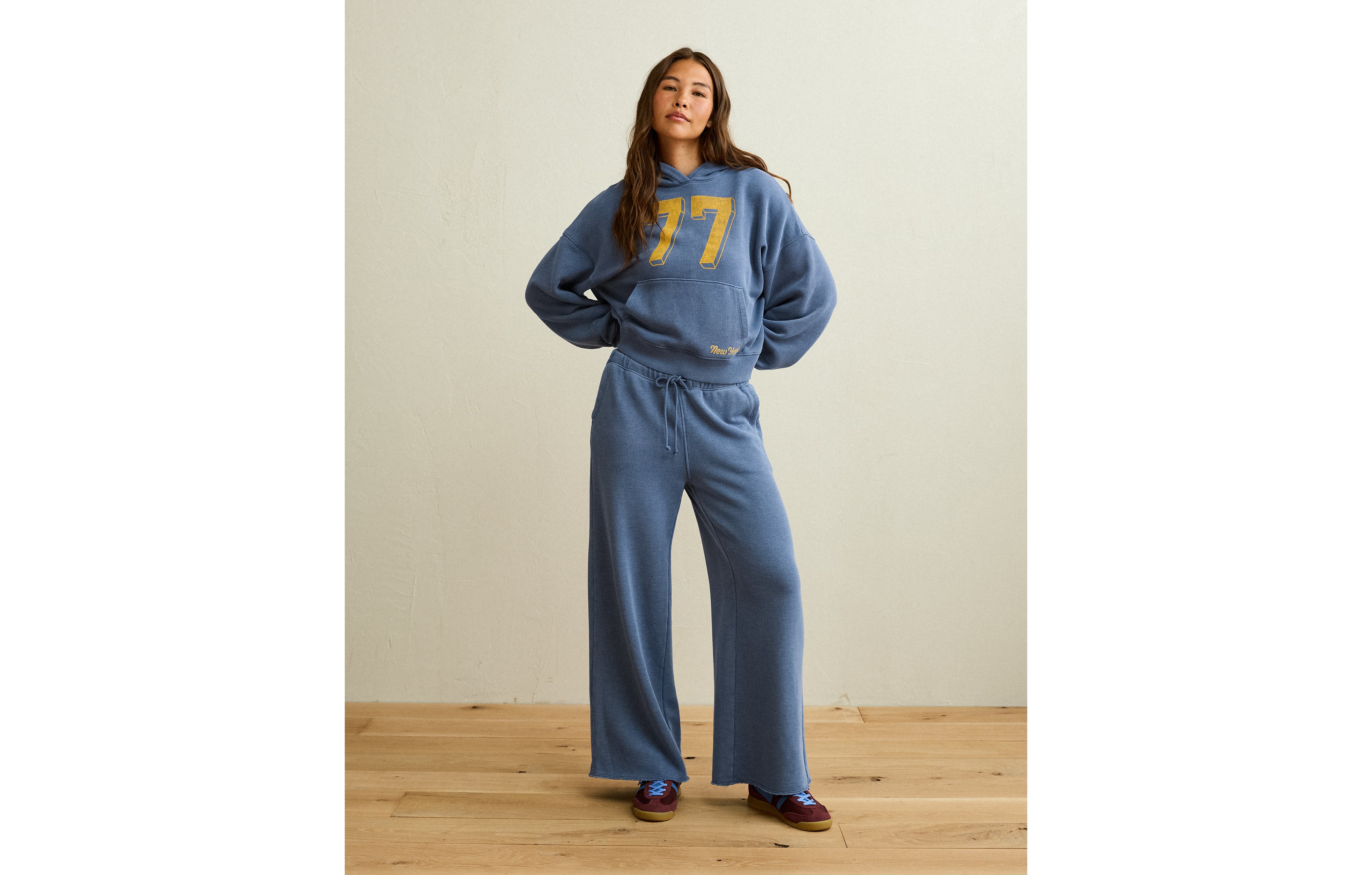 AE Campus Low-Rise Wide-Leg Sweatpant