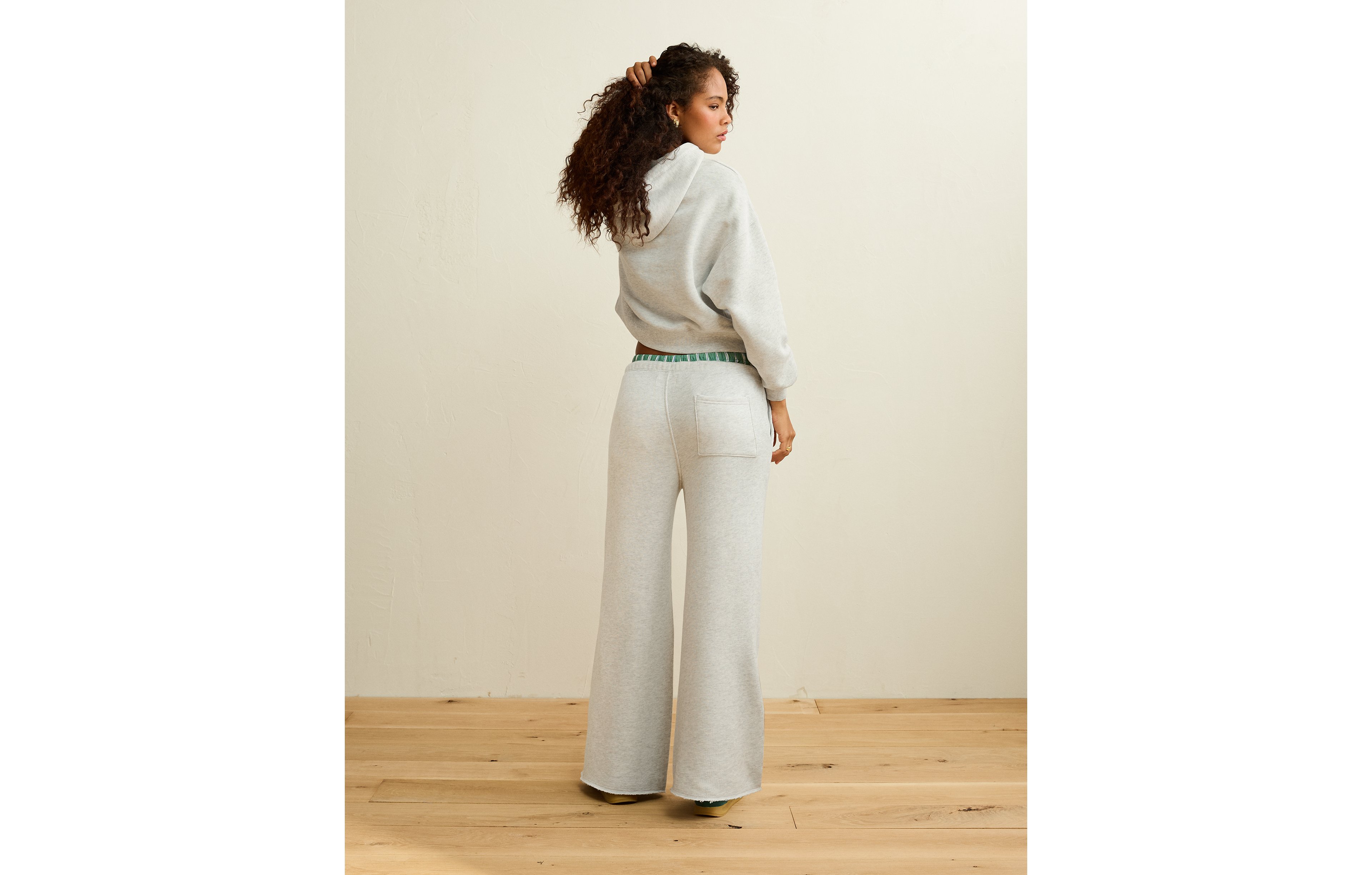 AE Dreamy Fleece Low-Rise Wide-Leg Sweatpant