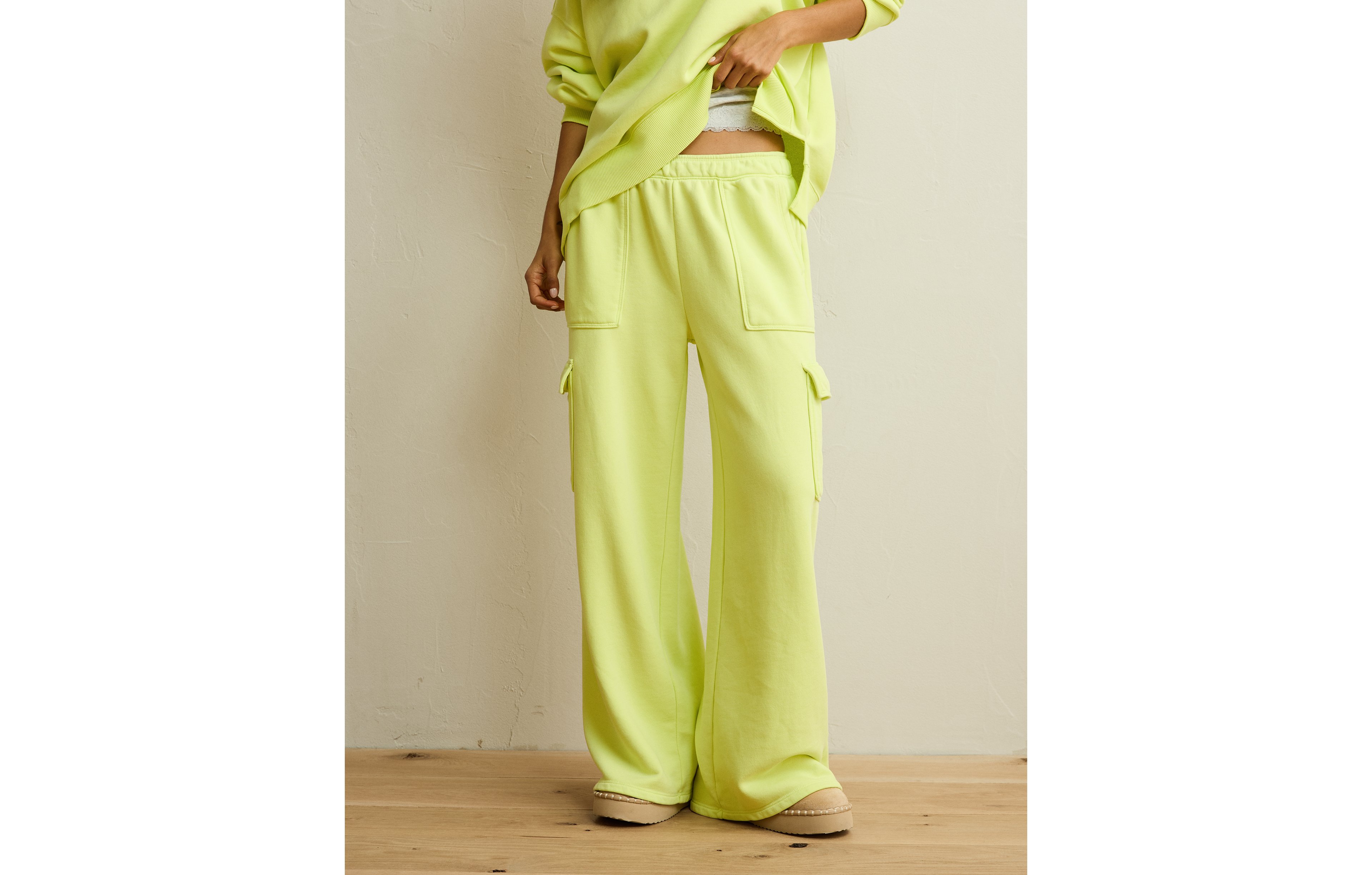 AE Everyday Luxe Cargo Wide-Leg Sweatpant