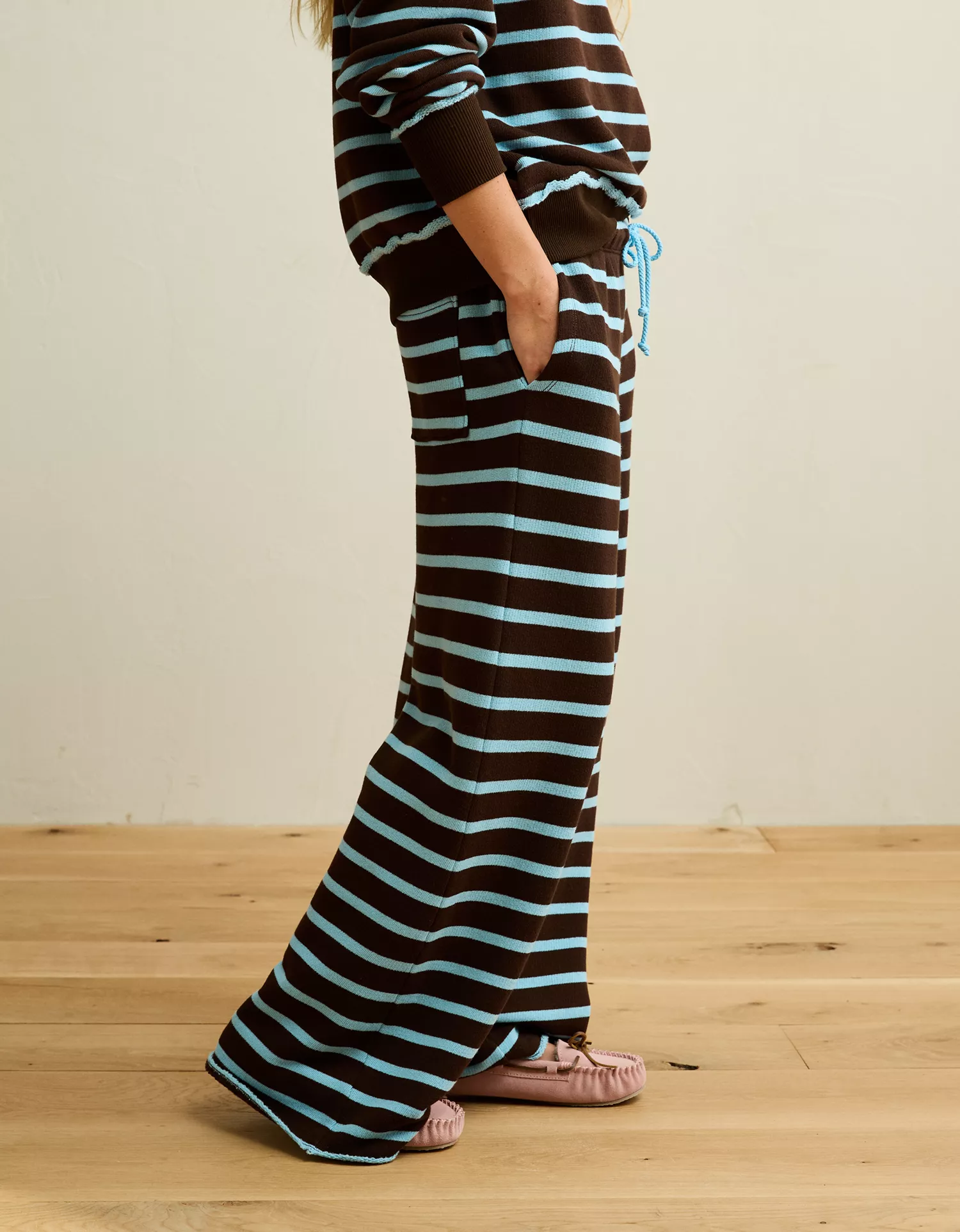 AE Dreamy Fleece Low-Rise Wide-Leg Sweatpant - thumbnail 5