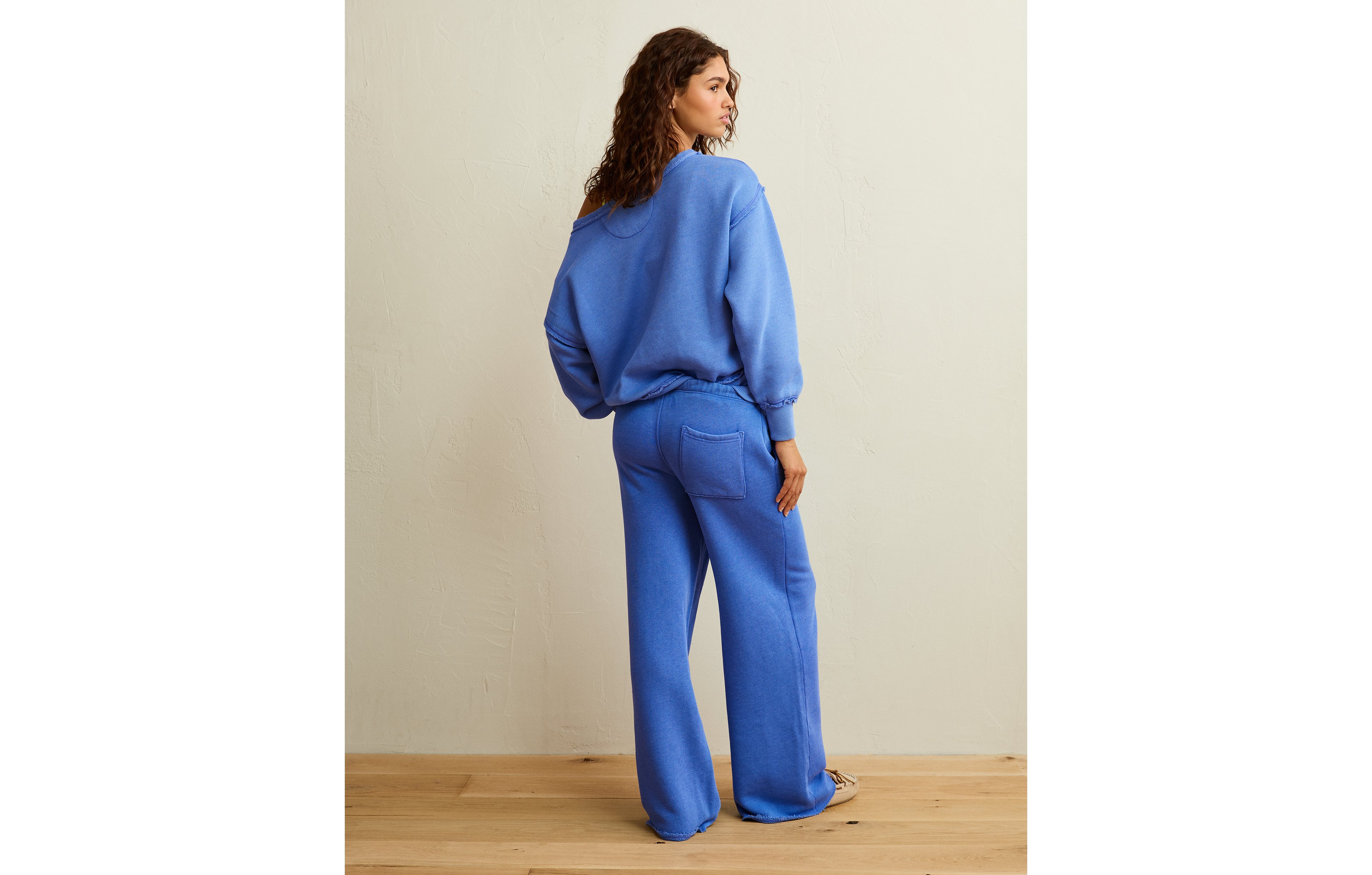 AE Dreamy Fleece Low-Rise Wide-Leg Sweatpant