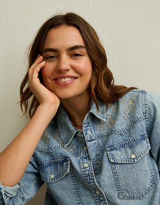 Женская рубашка American Eagle AE Throwback Denim Button-Up, цвет: Светлая варка — фото 7