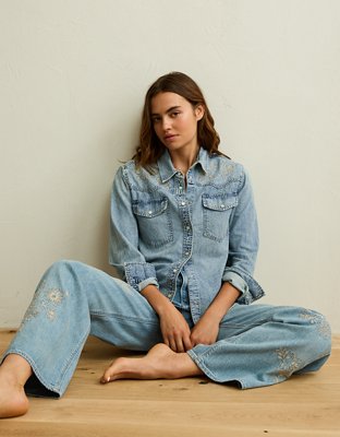 Женская рубашка American Eagle AE Throwback Denim Button-Up, цвет: Светлая варка — фото 2