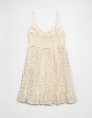 Minirobe à œillets et broderie encolure en V AE