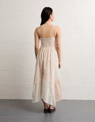 Robe mi-longue à encolure en V et ourlet mouchoir avec incrustation dentelle AE