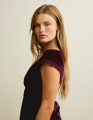 Женское платье American Eagle AE Cap Sleeve Velvet Mini, цвет: Тёмно-бордовый — фото 7