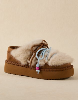 Женские тапочки American Eagle AE Sherpa Scuff, цвет: Коньячный — фото 1