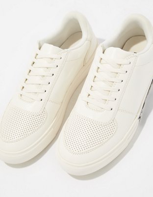 AE Snoopy Sneaker | American Eagle display picture 2