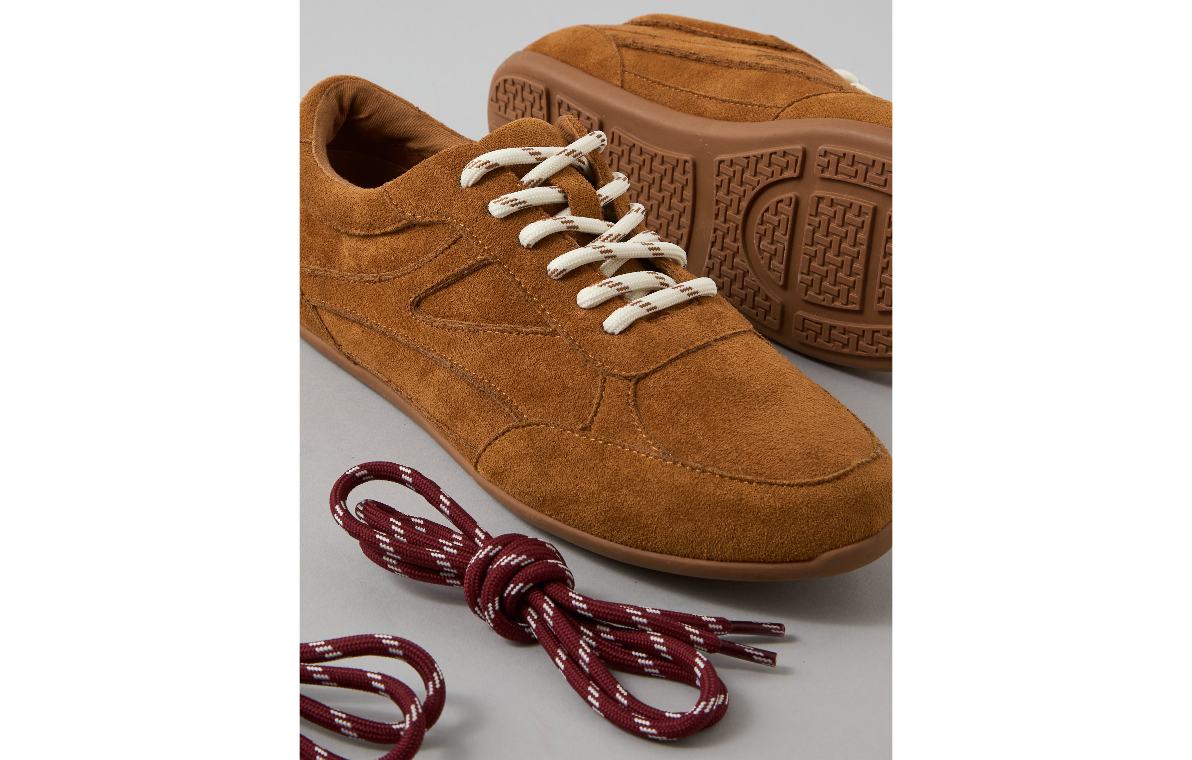 AE Low Retro Sneaker