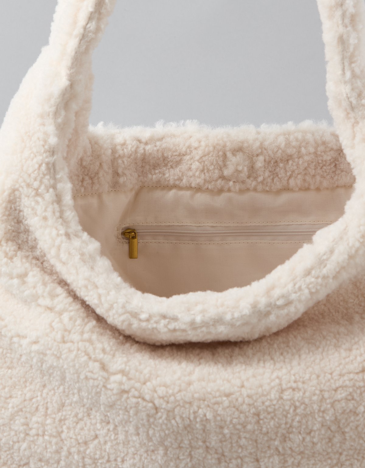 AE Sherpa Slouchy Bag - image 3