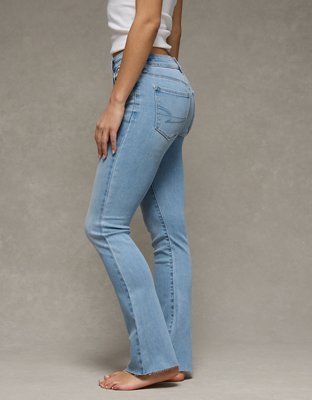 Jean moulant à jambe légèrement évasée et taille haute AE