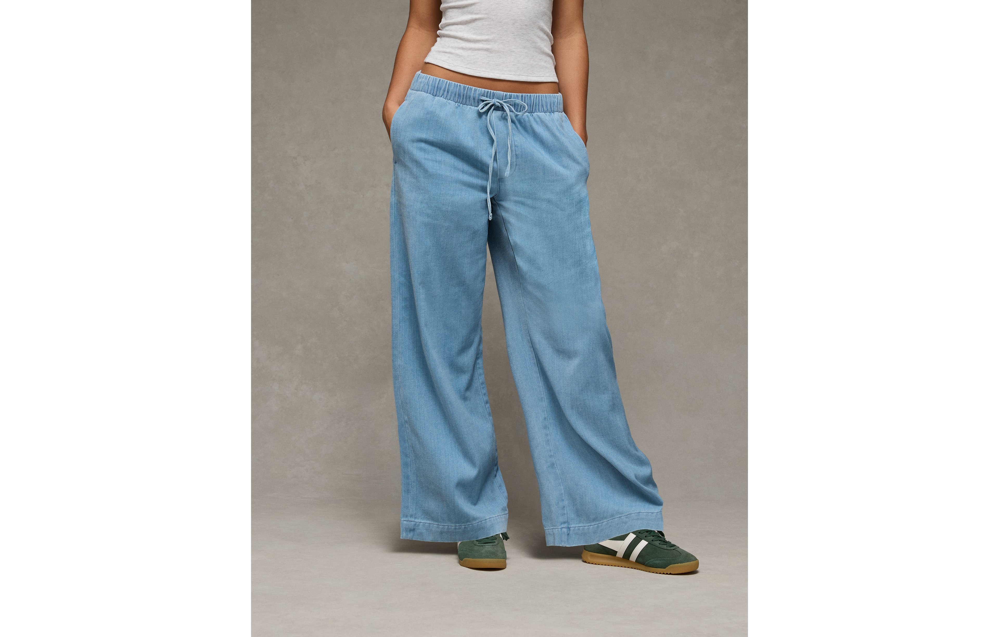 AE Cozy Dreamy Drape Low-Rise Ultra Wide-Leg Jean