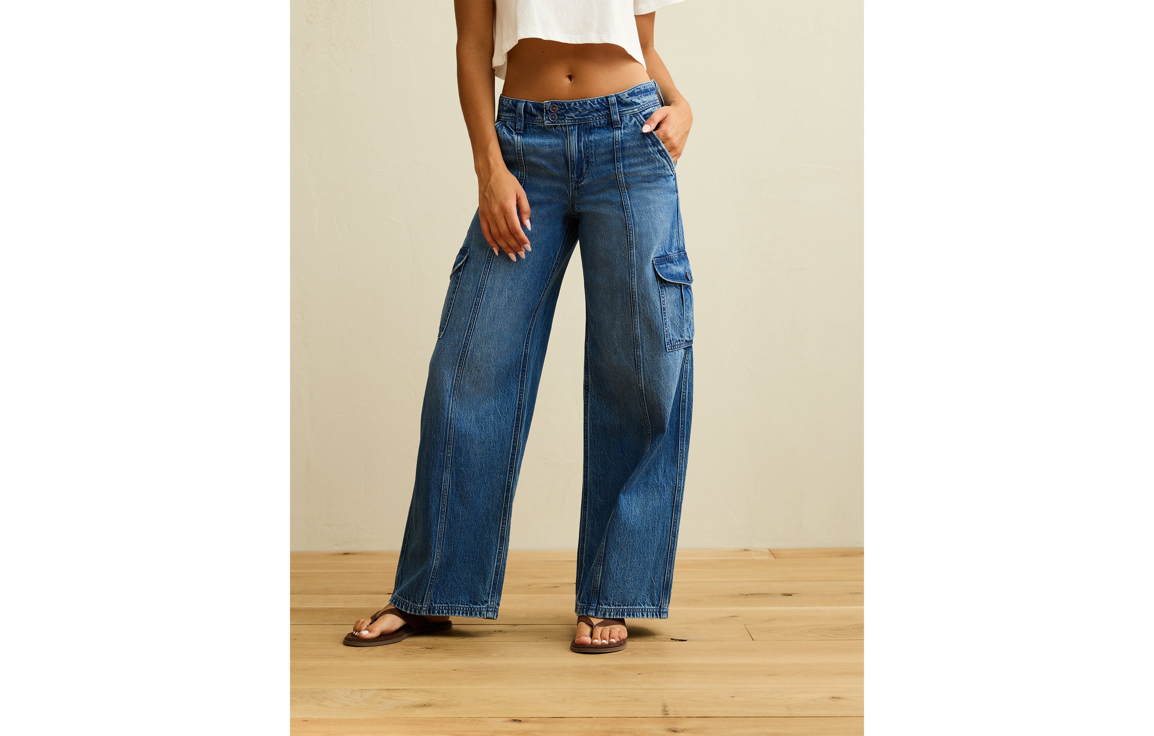 AE Low-Rise Cargo Baggy Ultra Wide-Leg Jean