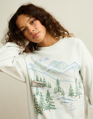 AE Holiday Graphic Crew Neck Sweatshirt