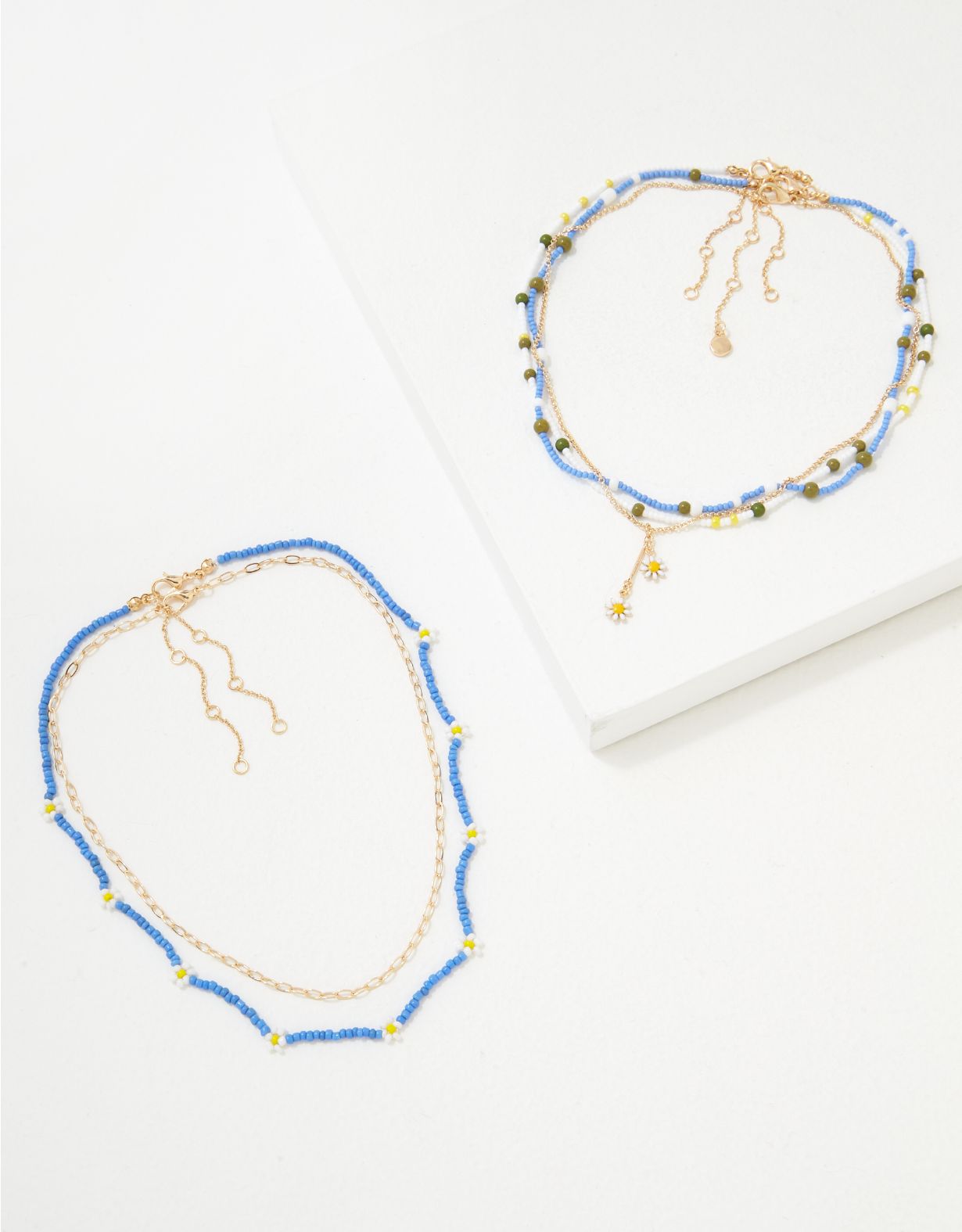 Emballage de cinq colliers avec perle marguerite bleue AEO