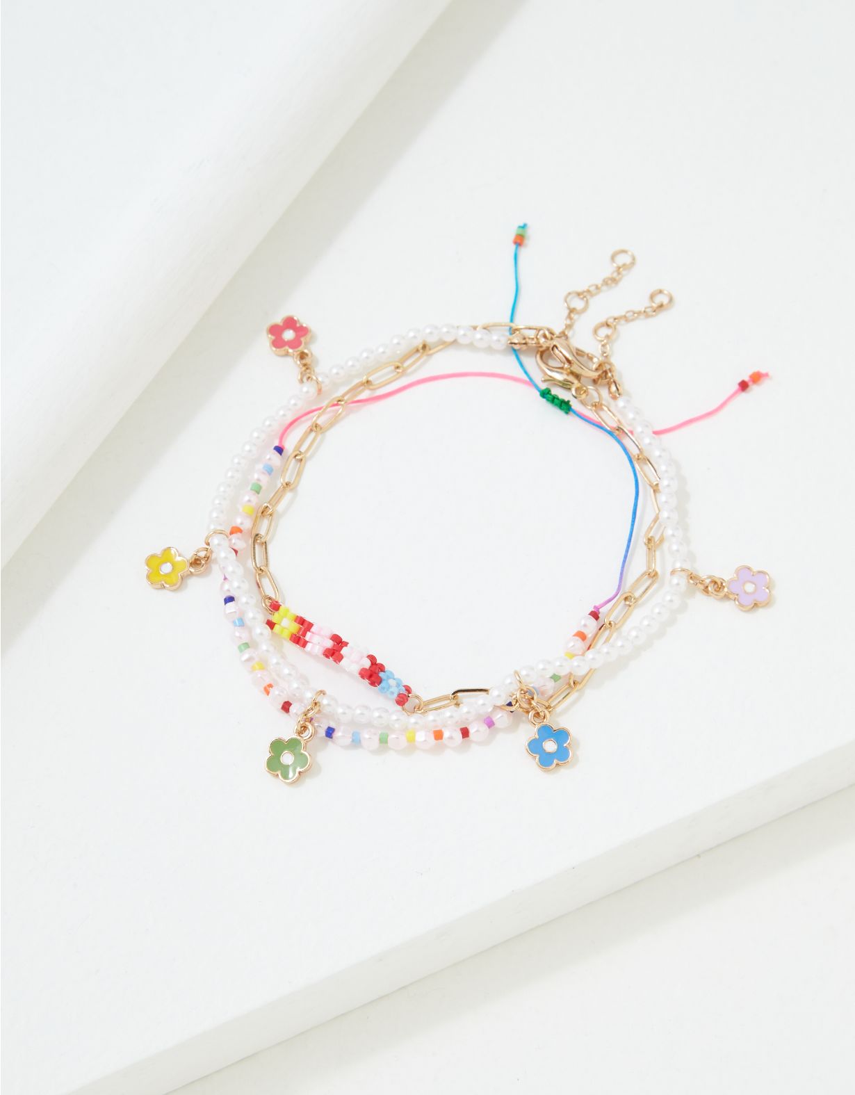 Emballage de 3 bracelets de chevilles à perles et billes avec marguerite Fierté AE