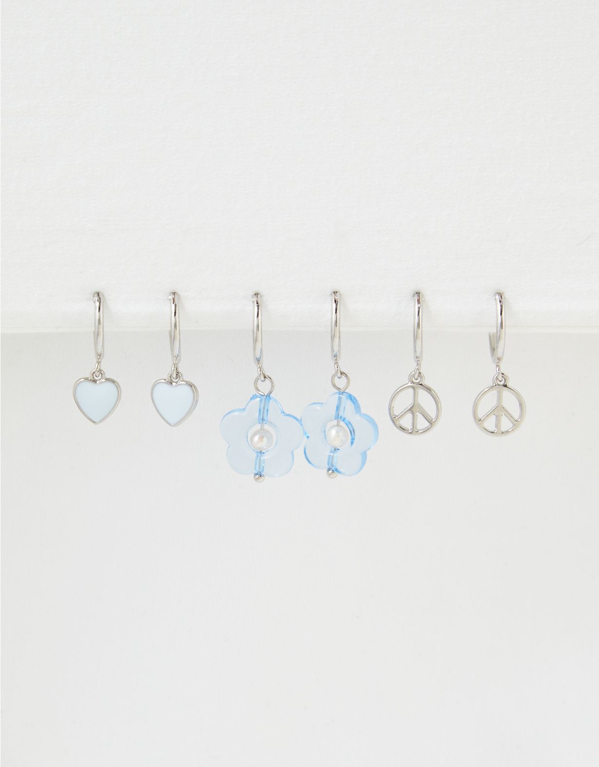 Emballage de trois paires de boucles d’oreilles symbole de la paix bleu AEO