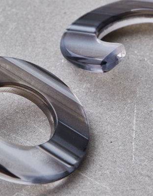 Aretes de aro chatos de resina con calado AEO
