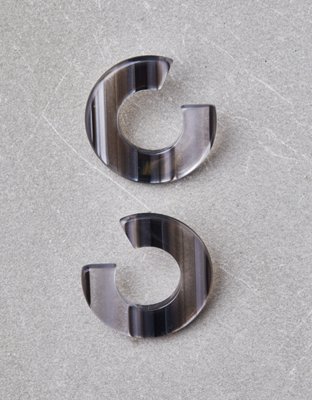 Aretes de aro chatos de resina con calado AEO