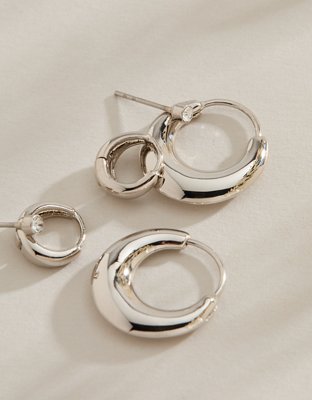 Emballage de trois paires de boucles d’oreilles plaquées platine de la collection Keepers AE