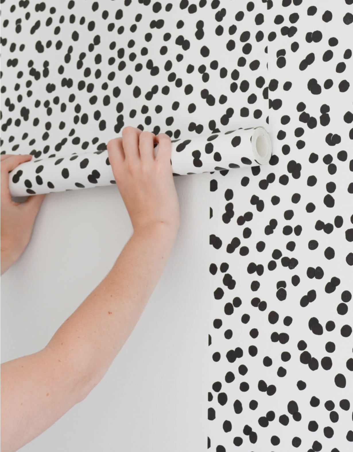 Dormify Exclusive Removable Dotted Wallpaper