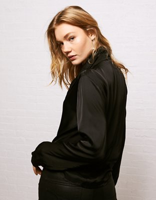 Женские рубашки American Eagle Don't Ask Why Cropped Satin Long Sleeve Shirt — фото 2
