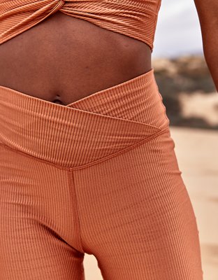 Женские брюки Aerie OFFLINE Ribbed Shine High Waisted Crossover 7" Bike Short — фото 5