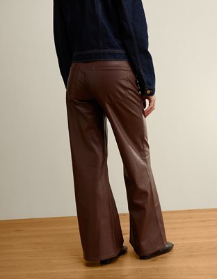 AE High-Waisted Flare Pant de Cuero Vegano
