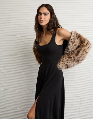 Robe mi-longue à encolure échancrée AE